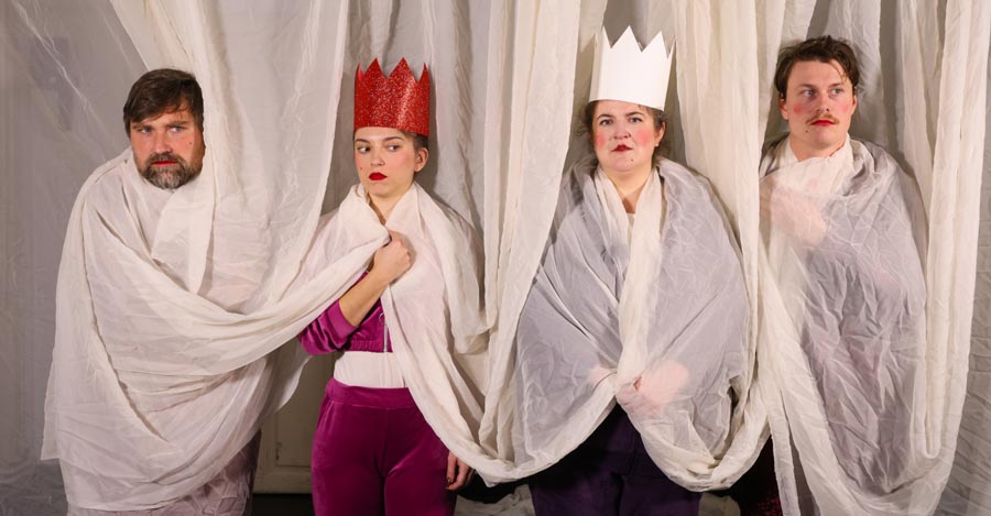 STAATSFRAGMENTE von Kiki Svolikova